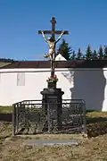 Kříž vedle kostela