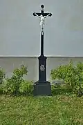 Kříž vedle vchodu do kostela
