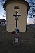 Kříž za kaplí