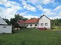 Dům se samostatně stojícím sklípkem