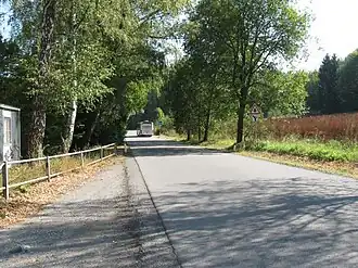 Silnice III/37445 u autobusové zastávky Březina, jeskyně Výpustek
