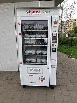Automat na roušky umístěný na Staré osadě v Brně (duben 2020)