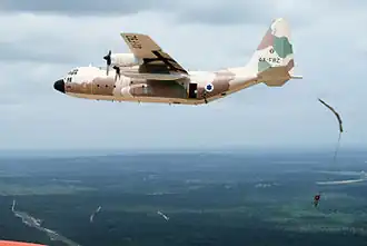 Lockheed KC-130H při shozu výsadkářů