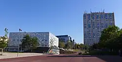 Kulturní centrum Krakov a bytový dům SOL napravo, rok 2019