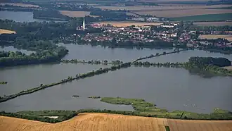 Tovačovská jezera, v pozadí město Tovačov se Spanilou věží zámku Tovačov