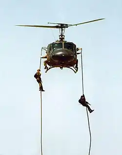 Ukázka slaňování příslušníků Kommando Spezialkräfte z vrtulníku UH-1D, 2000