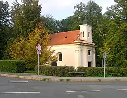 Kaple svaté Anny poblíž vchodu do satalické bažantnice
