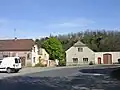Křižovatka ulic K chaloupce a Dalejská v pohledu od východního výběžku Řeporyjského náměstí.