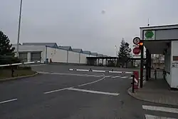 Hlavní vjezd do areálu autobusových garáží na Kačerově