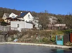 pohled do prostoru bývalého tvrziště v zahradách mezi čp. 14 a 19