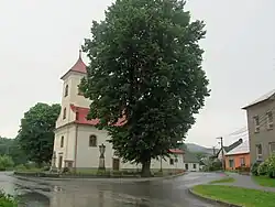 Kostel svaté Kateřiny a odbočka na Podkopnou Lhotu