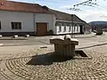 Kašna "Starý a Nový zákon" u kostela v Komíně