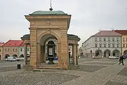 Kašna korunovační - studna, Valdštejnovo nám., Jičín.JPG