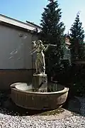Kašna s dívkou