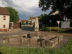 Kašna u křižovatky v Chýnově (Q37168479) 01.jpg