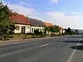 Domky podél hlavní silnice