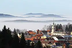 Kašperské Hory od Liščího vrchu (v pozadí vrch Borek u Velhartic)