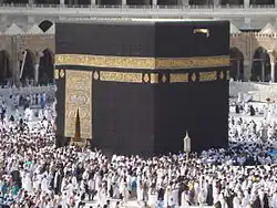 Ka'ba zahalená černým brokátem (kiswa) v době hadždže