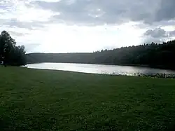 Rybník Kachlička od kempu