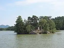 Kachní ostrov. V pozadí je vidět hrad Bezděz