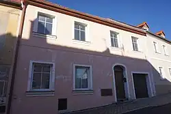 Kadaň - dům čp. 138 v Tyršově ulici, na jehož dvorku se nachází památkově chráněná socha sv. Floriána.jpg