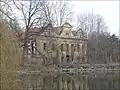 Chátrající zámeček, jedna z budov usedlosti, před rekonstrukcí (2007)