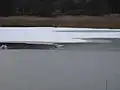 Částečně zamrzlý rybník Jezero