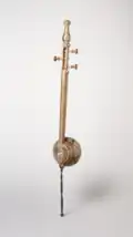 Kamanče s ozvučnicí z jednoho kusu; Persie, cca 1880, Metropolitní muzeum umění (MET), New York, USA
