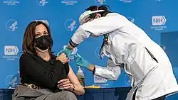 Kamala Harrisová dostává druhou vakcínu proti nemoci COVID-19