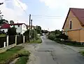 Třešňová ulice na východě vesnice