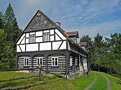 Podstávkový roubený a hrázděný dům čp. 11 v Kamenické Stráni (okres Děčín)