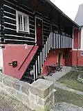 Schodiště ze dvora do patra levého křídla