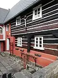 Vchod ze dvora do přízemí pravého křídla