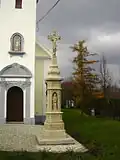 Kamenný kříž (1896) před kaplí