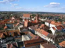 Pohled na centrum Kamence s radnicí a klášterním kostelem sv. Anny z věže kostela Panny Marie