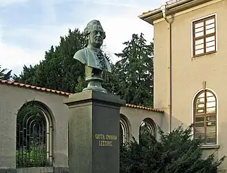 Busta Gottholda Ephraima Lessinga před Lessingovým domem v Kamenci