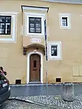 Vchod a arkýř domu