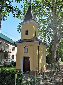 Kaple svatého Cyrila a Metoděje na návsi, datovaná 1863.