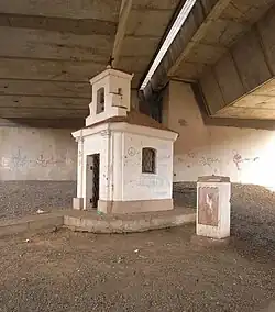 Koštovská kaple pod dálničním mostem