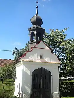 Kaple na návsi
