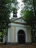 Kaple před vykácením okolních stromů (2006)