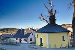 Kaple Nejsvětější Trojice a obecní úřad