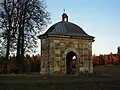 Kaple s plechovou střechou po provizorní opravě (2005)