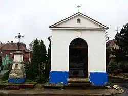 Kaple P. Marie a kříž, za ním v pozadí škola