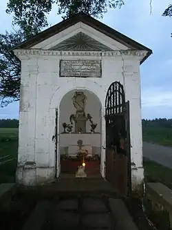 Večerní pohled na otevřenou kapli Panny Marie Hlohové v Hořicích