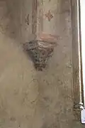 Konzolka s motivem překrývajících se listů