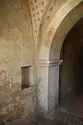 Napojení klenebního hřebínku na římsovou desku oblouku