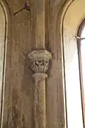 Hlavice vytesaná v precizním detailu