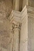 Detail subtilní přípory s hlavicí a mohutnou krycí deskou
