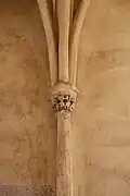Klenební přípora s hlavicí a s náběhy žeber